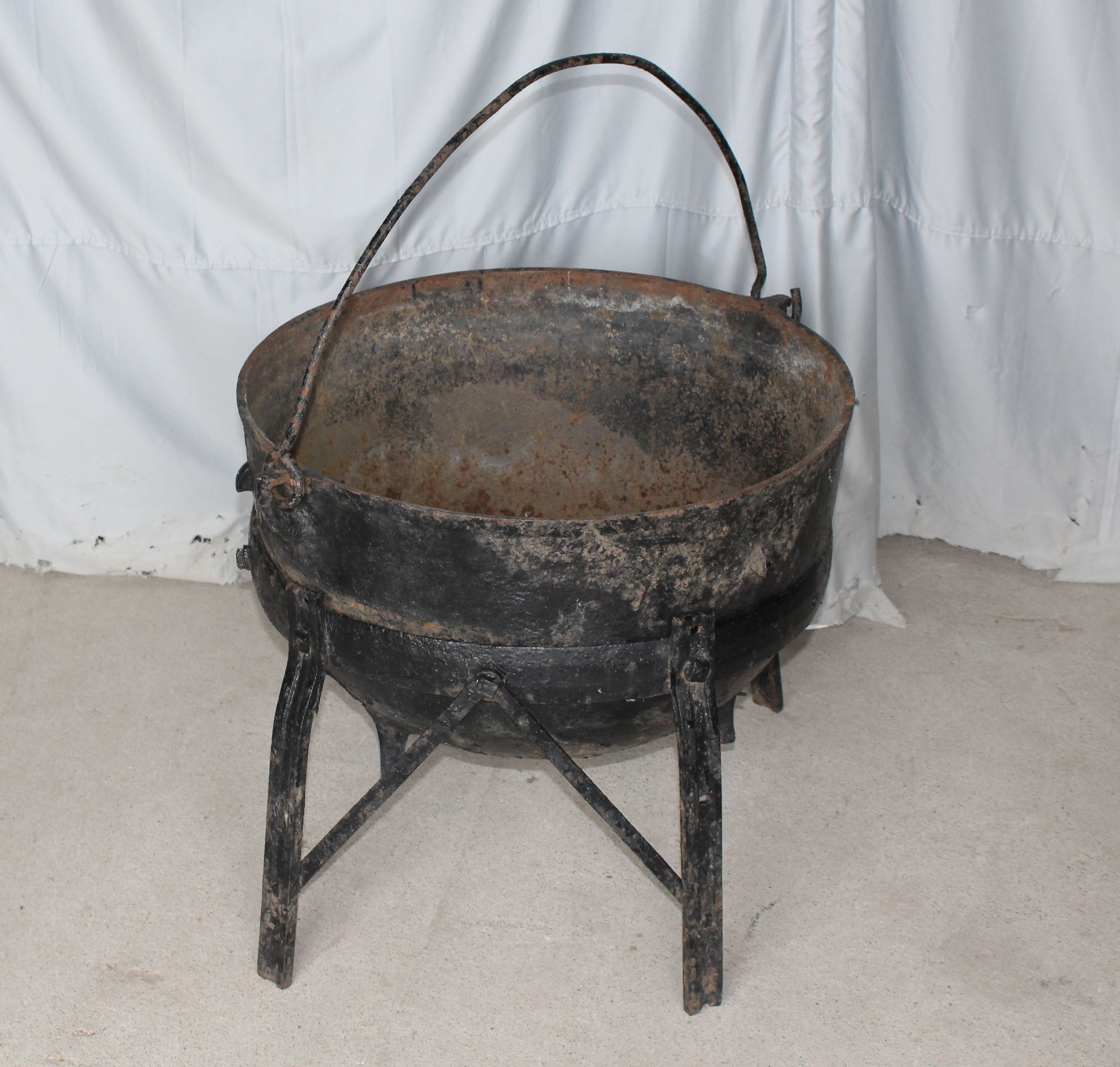 Large cast iron scalding pot, 27 diameter, crack